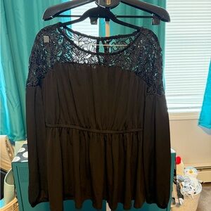 EUC gorgeous Torrid size 1 Black Lace Women's Top long sleeved
